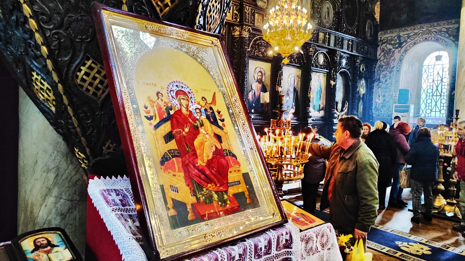Изнесоха за първи път чудотворна икона на Богородица ”Всецарица  в старозагорски храм