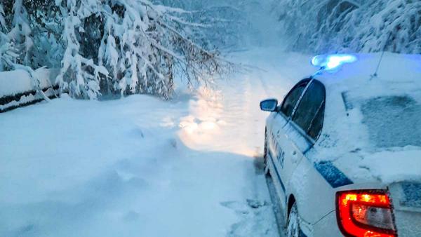 Снегът затвори проходите Шипка и Хаинбоаз, закъсаха коли, линейка и пожарна