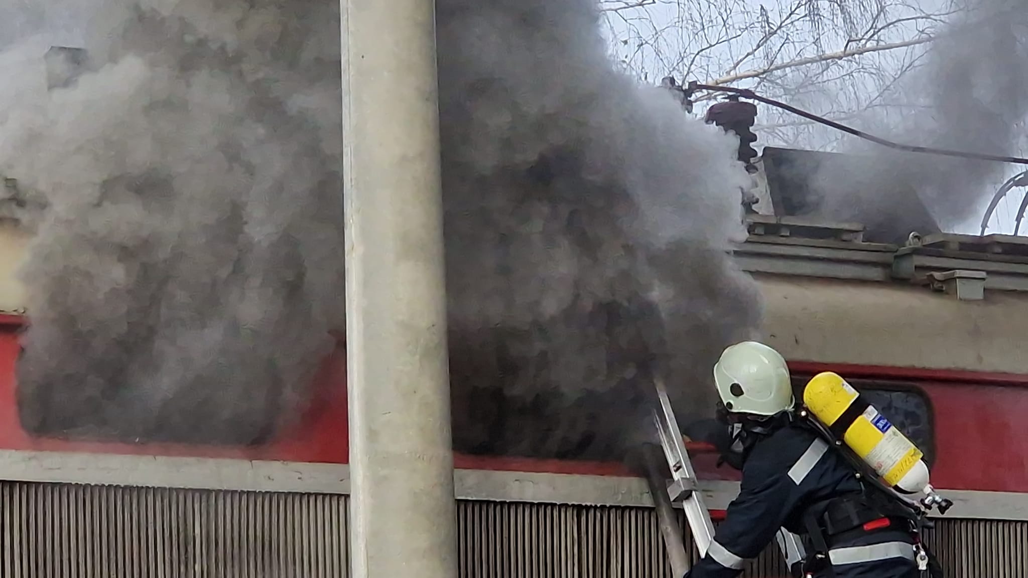 Запали се влак с 40 пътници на гара Тулово, няма пострадали