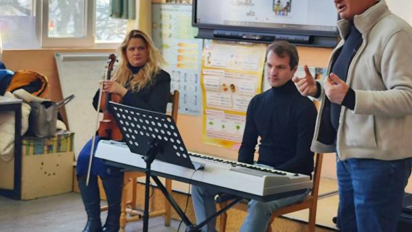 Ученици се срещат с известни музиканти в учебните часове по музика в Нова Загора