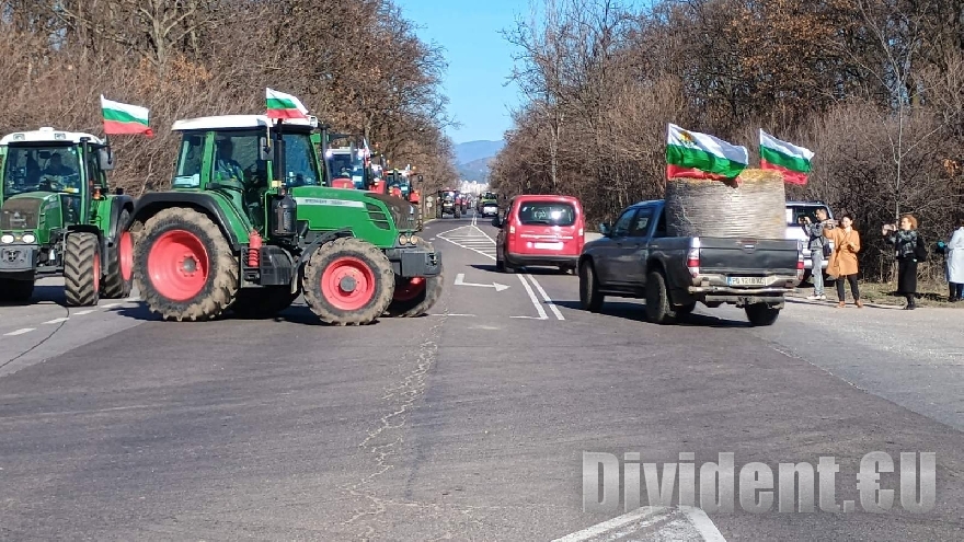 Трактори запречиха изхода на Стара Загора към АМ Тракия, утре - пак