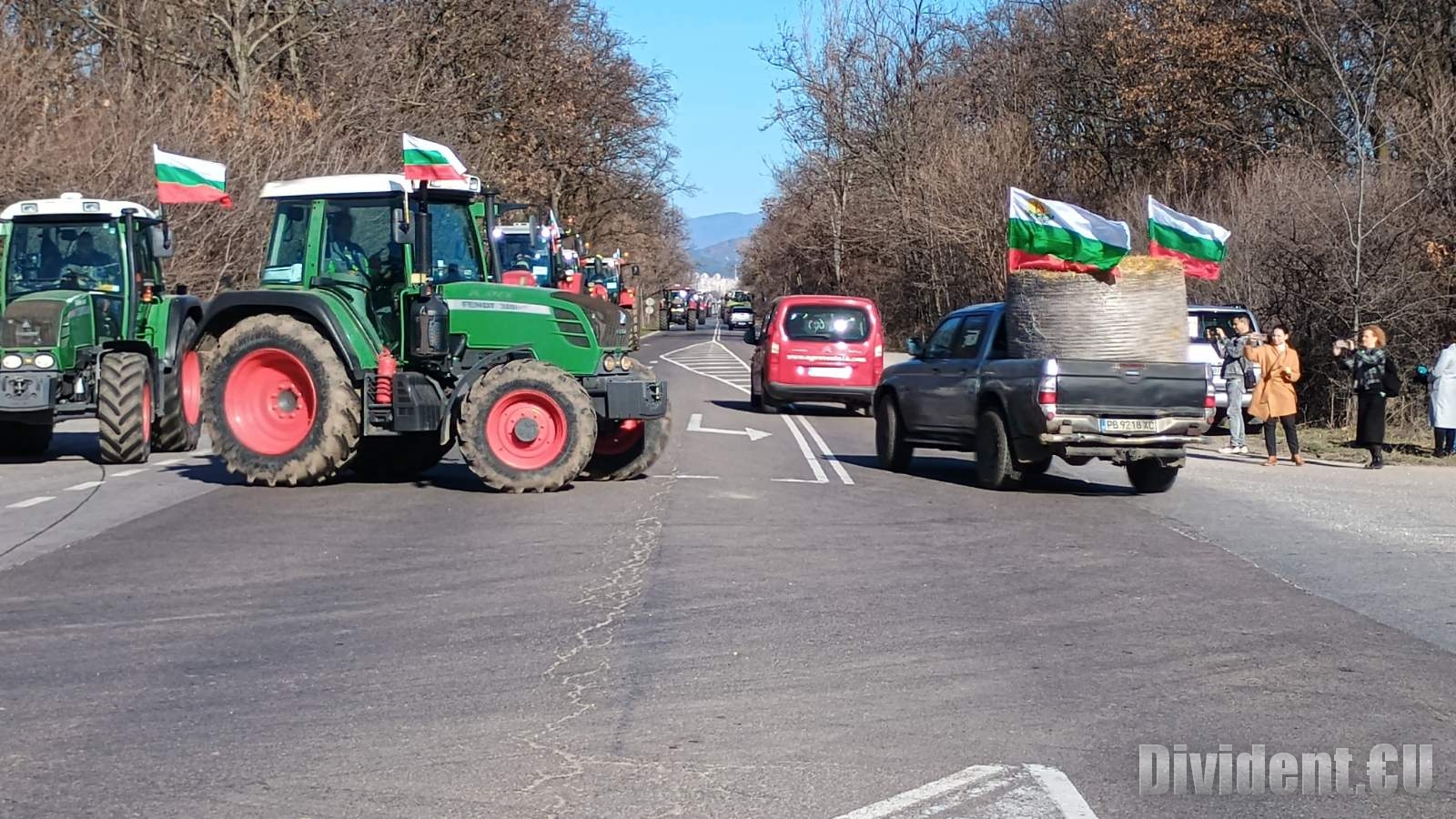 Трактори запречиха изхода на Стара Загора към АМ Тракия, утре - пак