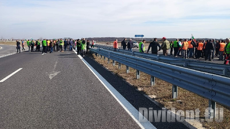 Протестиращи земеделци блокираха за час АМ Тракия в района на Стара Загора