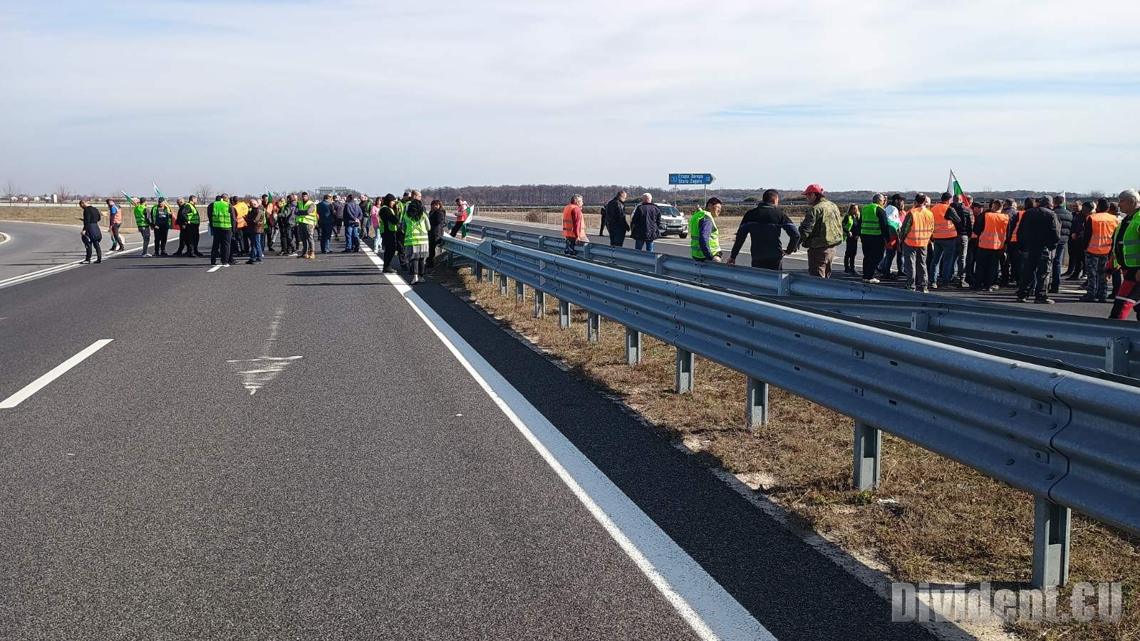 Протестиращи земеделци блокираха за час АМ Тракия в района на Стара Загора