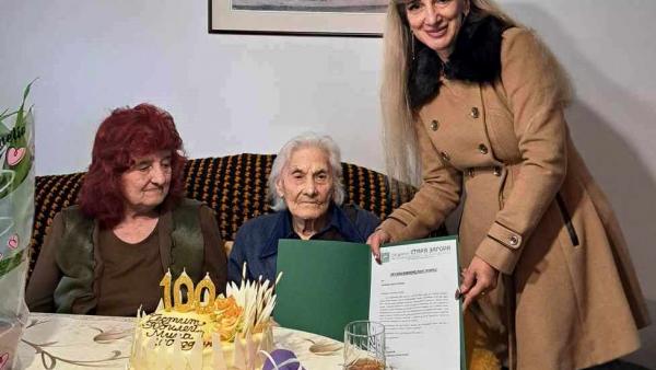 100-годишна старозагорка с поздрав от кмета Живко Тодоров