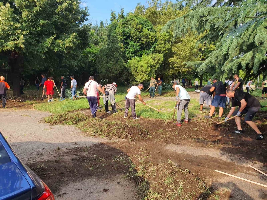 Доброволци от завод Прогрес почистиха и облагородиха градинка в Стара Загора