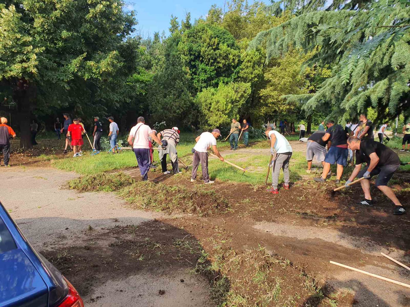 Доброволци от завод Прогрес почистиха и облагородиха градинка в Стара Загора